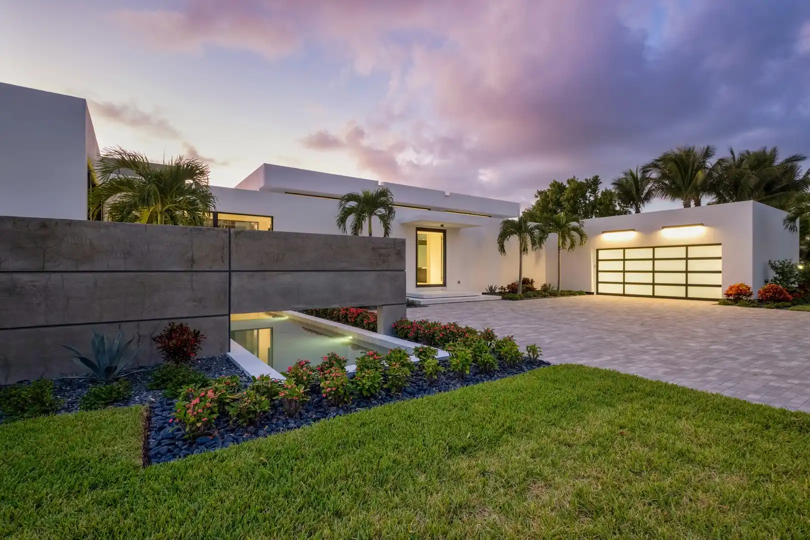 Read more about the article Key Design Strategies for Blending Indoor and Outdoor Spaces in Luxury Custom Homes